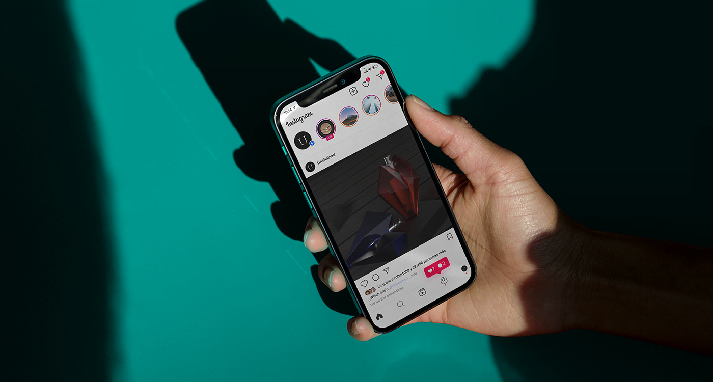 Mockup de los perfumes de Unchained en dispositivos móviles